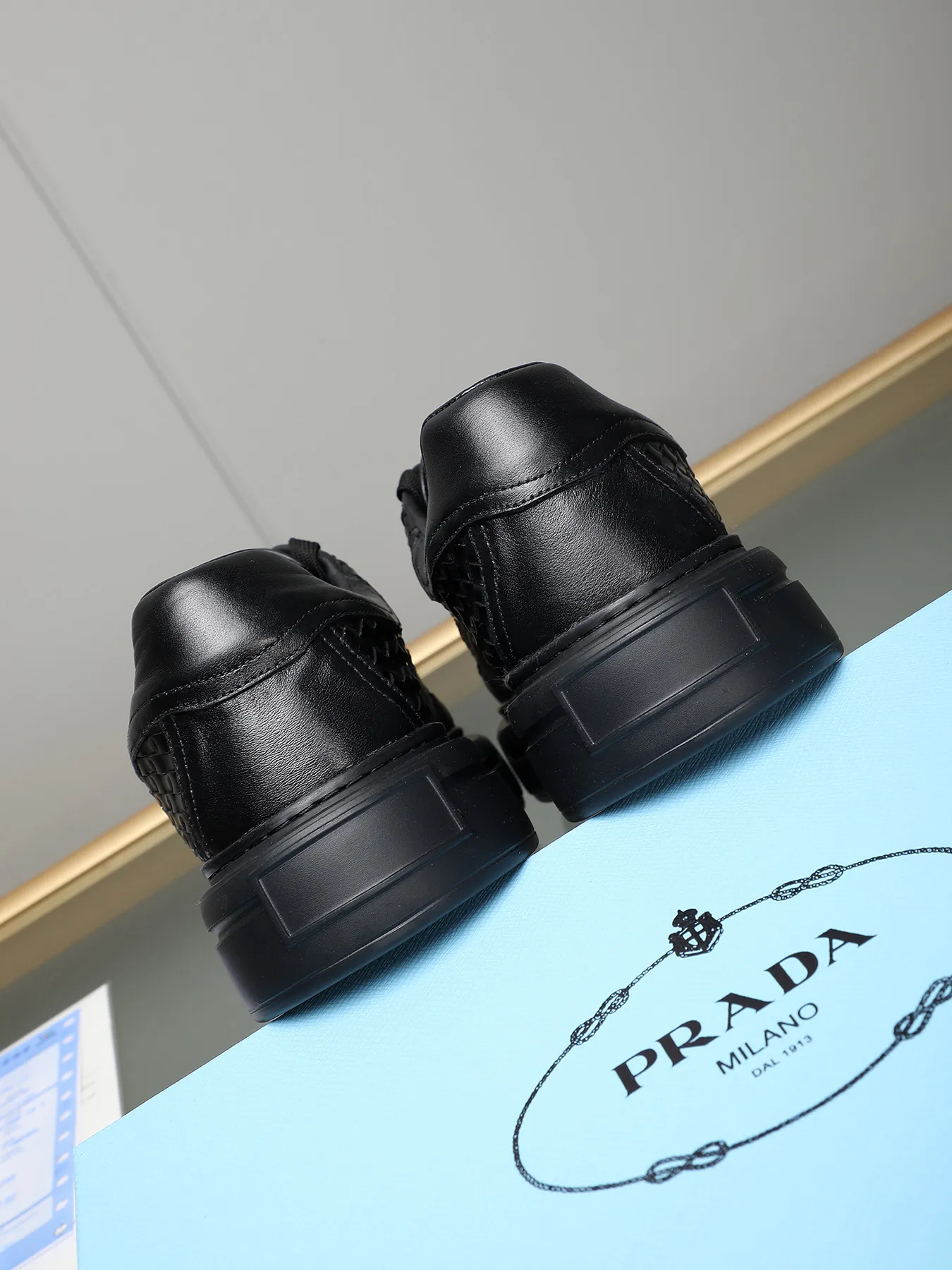 Men's shoes 💰500 Prada/Prada Men's new casual shoes, this upper is made of imported calfskin. The outside is decorated with the P family's classic metal triangle enamel logo, with cowhide lining and cowhide for the foot pads. The outsole is made of non-slip sports exclusive rubber outsole with logo, which feels good on the feet. It is a fashionable and fashionable item!  Size: 38-44 (45 customized)